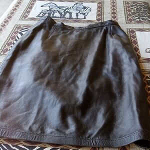 ELEGANT BLACK NEIMAN MARCUS LEATHER SKIRT